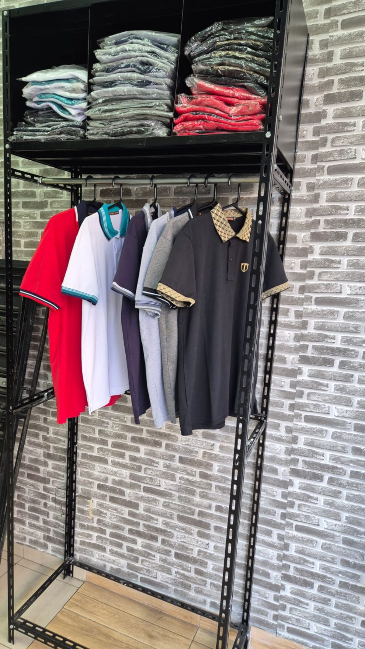 Arara com polos em várias cores