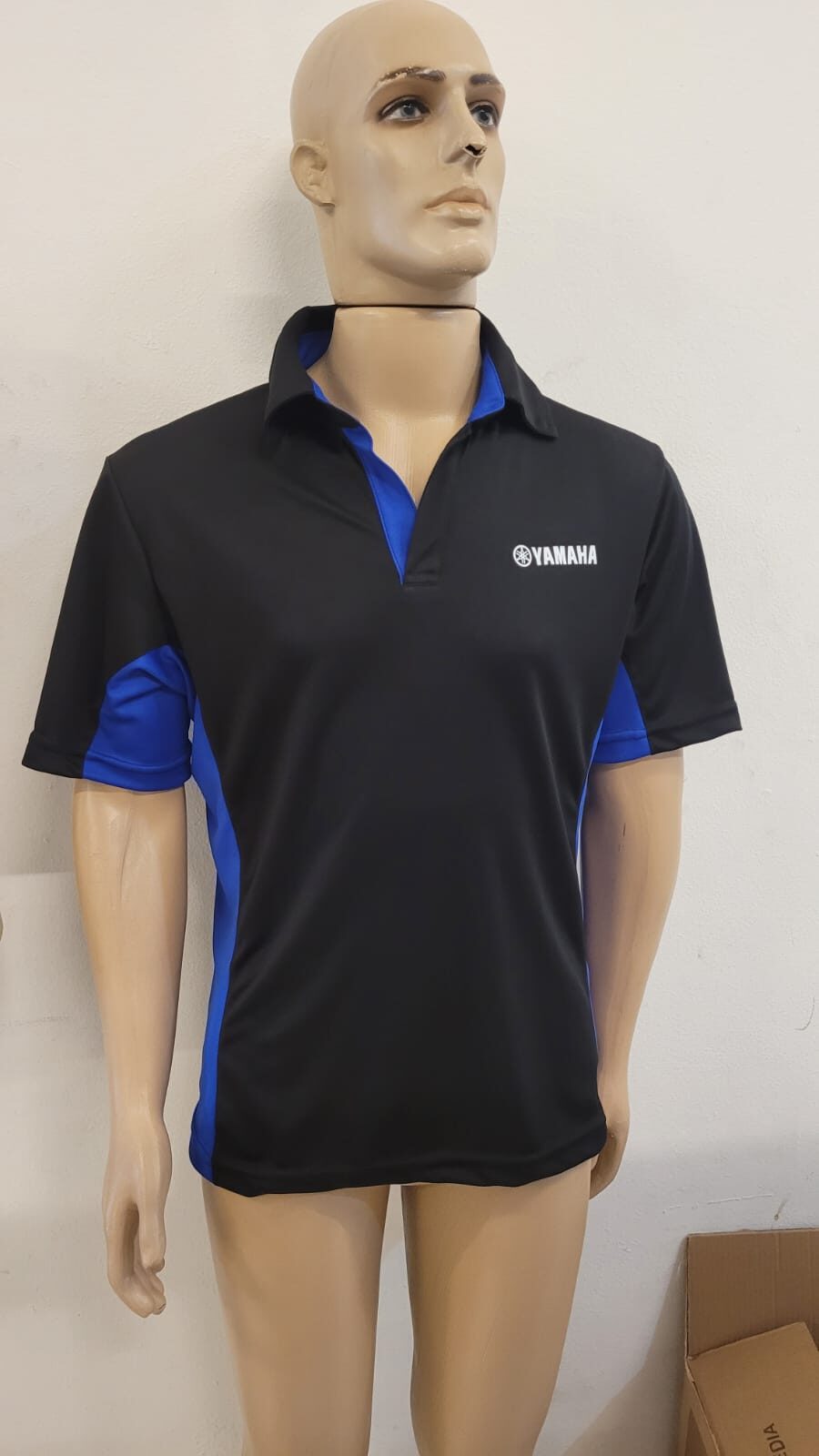 Polo personalizada Yamaha modelo escuro